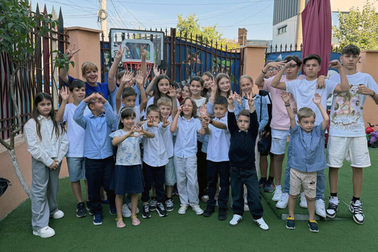 Grup în curtea grădiniței Micul Prinț