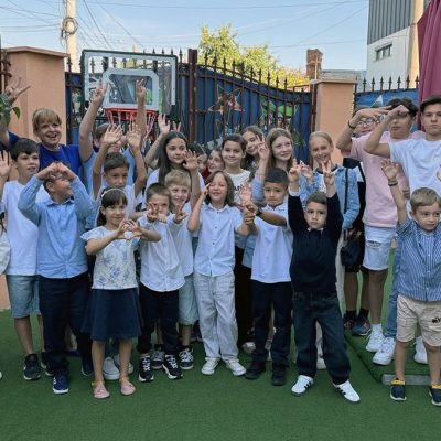 Grup în curtea grădiniței Micul Prinț
